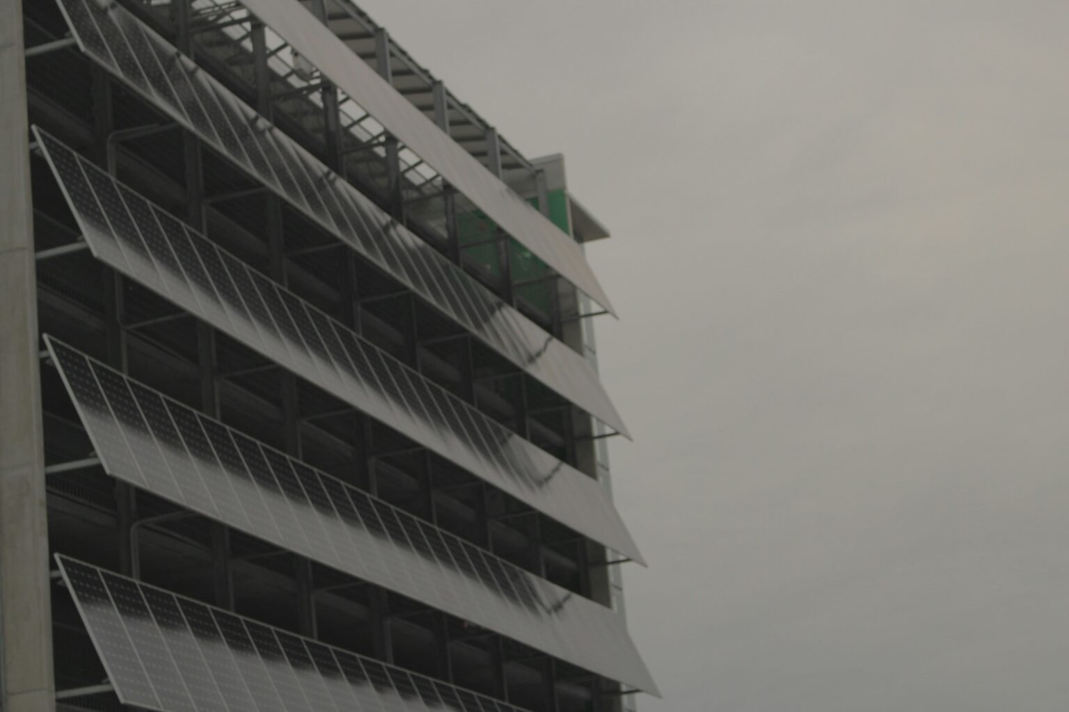 Solarmodule an der Fassade eines Gebäudes